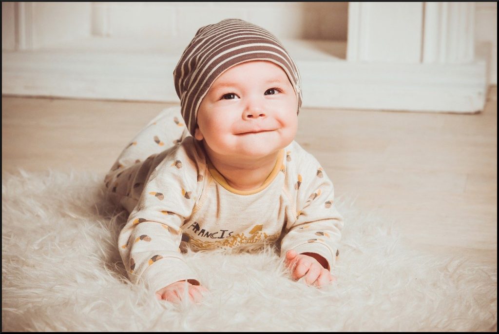 Un bébé qui sourit.