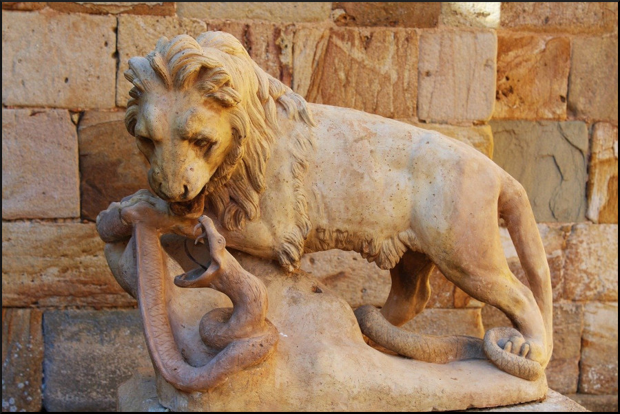 Le lion qui symbolise la volonté abat le serpent de la luxure. Une allégorie du Nofap.
